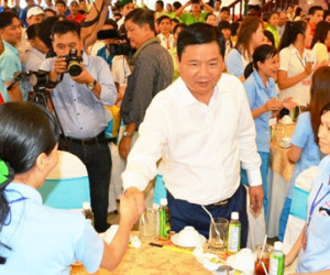 Bí thư Thăng dùng cơm với 600 công nhân đón Tết xa nhà