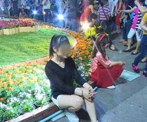 Giẫm đạp, bẻ cành ngay sau khai mạc đường hoa Nguyễn Huệ