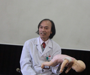 Hóc hạt dưa, hạt bí: Tai họa rình rập trẻ vào dịp Tết Nguyên đán