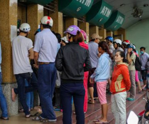 Mệt mỏi cao độ, xếp hàng chờ rút tiền ATM