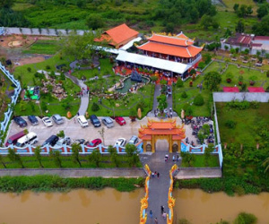 Nhà thờ Tổ của Hoài Linh được trang trí đón Tết Đinh Dậu