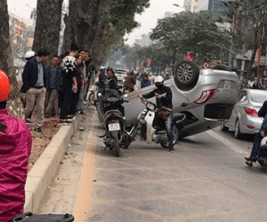 Xế hộp lật ngửa trong làn đường xe buýt nhanh BRT, 2 người bị thương