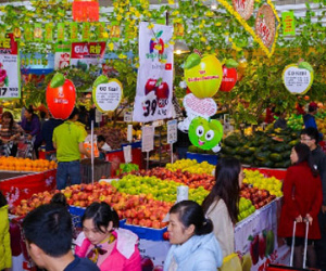 Siêu thị "cháy hàng" hạt dưa, mứt ngày cận Tết