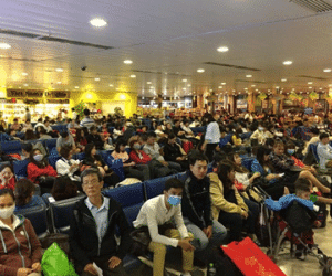 Vạ vật ở sân bay Tân Sơn Nhất từ 4h sáng 29 Tết