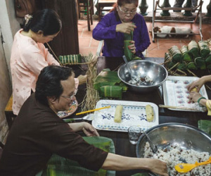 Gia đình ở Sài Gòn sum họp gói bánh tét ngày cuối năm