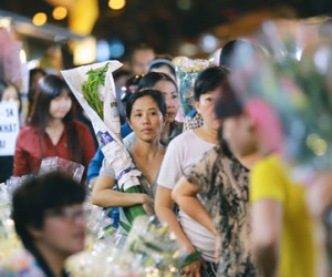 Khuya 29 Tết, hàng nghìn người và xe cộ vẫn đang chen chúc ở chợ hoa lớn nhất Sài Gòn