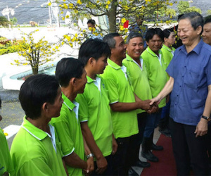 Lãnh đạo TP.HCM lì xì tết cho công nhân vệ sinh