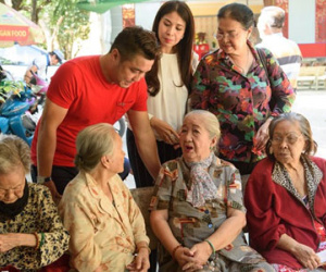 Lý Hùng, Lý Hương tặng quà nghệ sĩ già neo đơn ngày 30 Tết