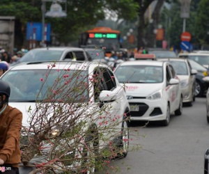 Ngồi trên ôtô mua hoa đào gây ùn tắc chiều 30 Tết