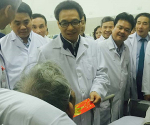 Phó thủ tướng Vũ Đức Đam mừng tuổi các bệnh nhân