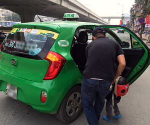 Taxi truyền thống và Uber, Grab đua "chê" khách ngày Tết