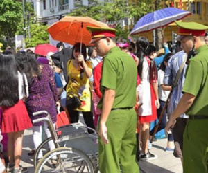 Trinh sát mật phục bắt 3 phụ nữ móc túi ở đường hoa Nguyễn Huệ