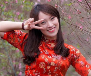 9X xinh đẹp nổi tiếng trên mạng chúc Tết bằng 10 thứ tiếng