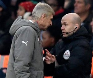 Arsene Wenger bị cấm chỉ đạo trận đại chiến với Chelsea