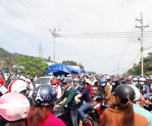 Dân vùng lũ Bình Định ùn ùn đi viếng mộ, đường vào nghĩa trang kẹt cứng