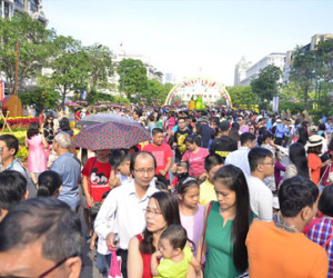Đường hoa đông nghịt người ngày mùng 1 Tết