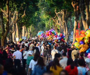 Hà Nội: Biển người đổ về hồ Gươm trong chiều mùng 1 Tết