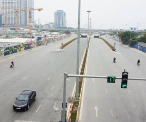 Hà Nội: Một mình một đường vẫn dừng đèn đỏ sáng mùng 1 Tết