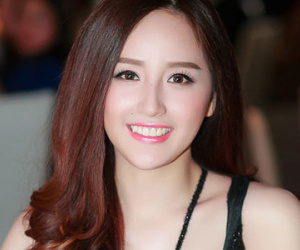 Là hoa hậu, Mai Phương Thúy "đắt show" mời xông nhà mùng 1 Tết