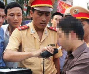 Ngày Tết, uống bao nhiêu rượu bia sẽ bị phạt khi lái xe?