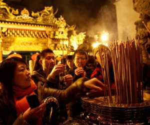 Người dân châu Á đi chùa cầu năm mới bình an