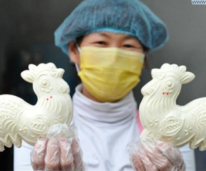 Nặn bánh bao hình gà đón năm Đinh Dậu