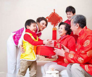 Tại sao lại có tục lệ xông đất, xông nhà ngày đầu năm mới?