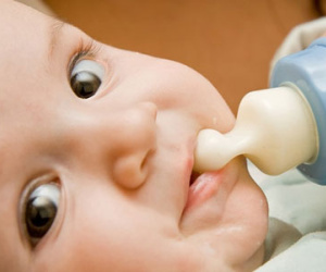 Cho trẻ bú bình mẹ phải biết điều này để tránh gây tử vong cho con