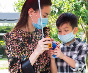 Hồ Ngọc Hà đưa Subeo viếng đền thờ của Hoài Linh mùng 2 Tết