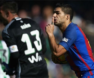 Suarez giải cứu Barca bằng bàn thắng ở phút 90
