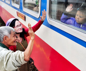Phút chia ly xúc động ở ga tàu sau Tết
