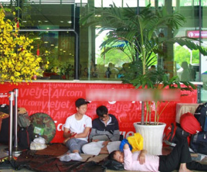 Trải chiếu nằm chờ chuyến bay ở Tân Sơn Nhất