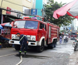 Dân Sài Gòn lo tiếp khách Tết, 24 căn nhà bị cháy