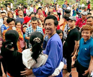 Fan vây kín, chờ nhận lì xì của Hoài Linh ở đền thờ Tổ