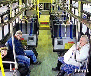 Người đàn ông thoát chết trong gang tấc khi chiếc xe bán tải lao thẳng vào xe bus