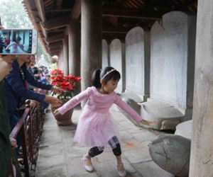 Văn Miếu đông nghẹt, người dân vô tư sờ đầu rùa