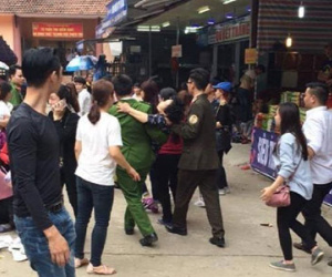 Bà cụ bị đánh ngất do dẫm chân cô gái khi đi Chùa Hương