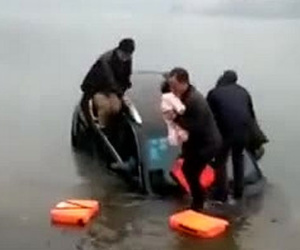 Bố mạo hiểm ném con gái lên bờ, thoát khỏi ô tô đang chìm