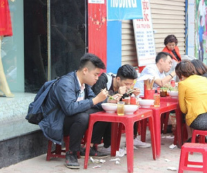 Bún riêu 100 ngàn, trà đá 10 ngàn: Hà Nội chặt chém đầu năm