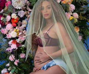 Ca sĩ Beyonce mang bầu song thai