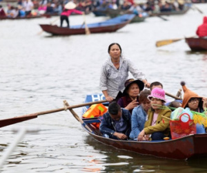 Chùa Hương đông khách trước ngày khai hội