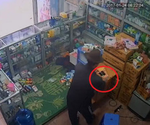 Clip lẻn vào trộm điện thoại cực nhanh trong cửa hàng thuốc