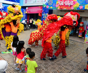 Giới kinh doanh Sài Gòn thuê lân - sư - rồng khai trương