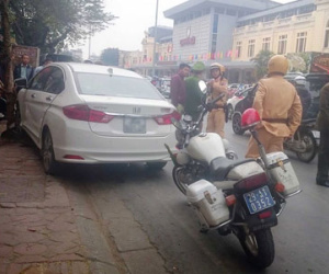 Hà Nội: Ô tô gây tai nạn liên hoàn ngày mùng 6 Tết