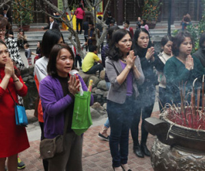 Sợ "sao La Hầu chiếu mệnh", dân ùn ùn tới chùa Phúc Khánh giải hạn