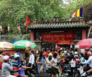 TPHCM: Chen chân đi lễ chùa, bãi giữ xe mọc như nấm