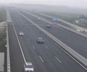 Triệu tập 3 lái xe ôtô chạy lùi trên đường cao tốc