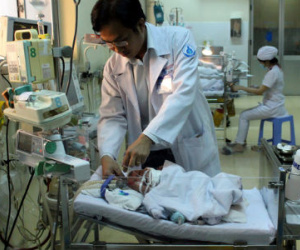 Cứu sống một bé trai sơ sinh 10 ngày bị tắc dạ dày không thể tiêu hóa sữa