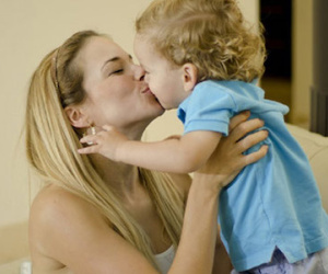 Đây là lý do tuyệt đối không được hôn môi trẻ em