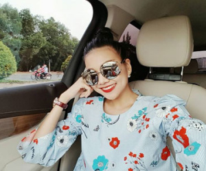 Loạt sao đón đầu xu hướng thời trang hoa mùa xuân
